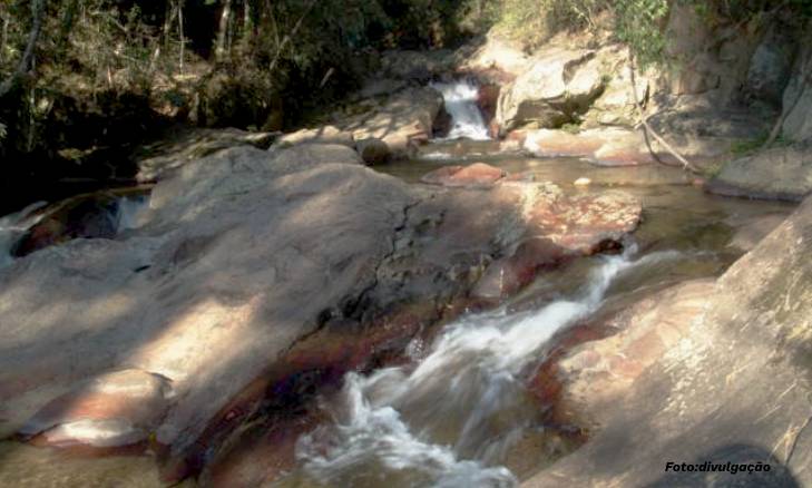 A cachoeira do Lajeado vira um dos pontos mais procurados por turistas em Santo Antonio do Pinhal.